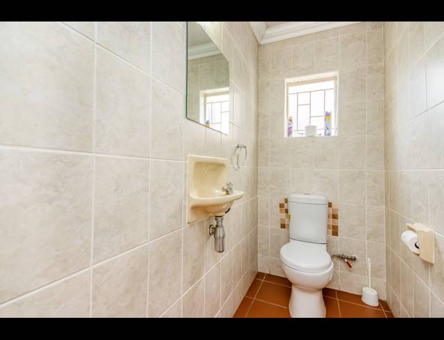 5 BEDROOM FREEHOLD FOR SALE IN MORET